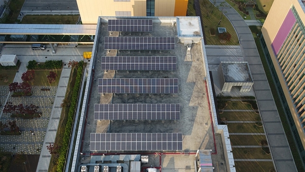 삼성전자의 수원사업장 소재단지 옥상에 설치된 태양광 발전 패널 모습. [사진=삼성전자]