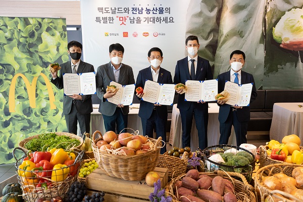 앤토니 마티네즈 한국맥도날드 대표(오른쪽 두 번째)는 지난해 7월 전라남도 및 공급 협력사와 다자간 MOU를 체결하며, 국내산 식재료를 활용하는 ‘Taste of Korea(한국의 맛)’ 프로젝트 시작을 알렸다.[사진=한국맥도날드]