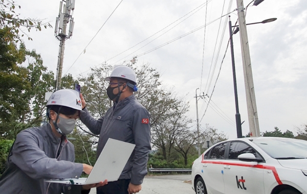 KT 직원들이 전남 담양 지역에서 LTE와 5G 장거리 프론트홀 테스트 진행 중인 모습. [사진=KT]