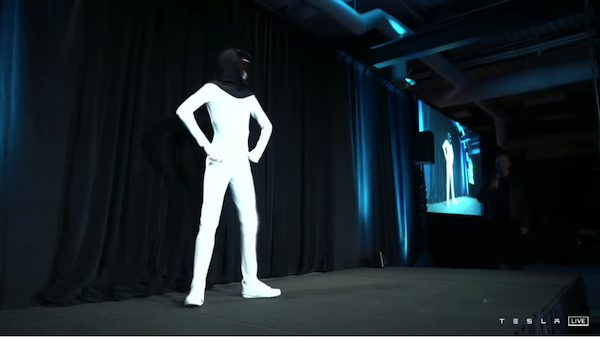 2021년 8월 19일 열린 ‘테슬라 AI 데이(Tesla AI Day)’ 행사에서 기습 소개된 '옵티머스' 휴머노이드 로봇의 프로토타입은 2022년내로 완성을 앞두고 있다.