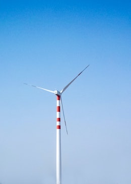 인도 라자스탄 주 자이살메르 사막에서 흔히 찾아볼 수 있는 풍력발전기. Photo: Himanshu Srivastav=Unsplash.