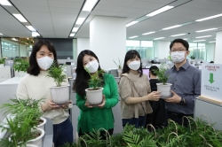 최근 열린 비대면 봉사활동인 ‘공기정화 식물 기부’에 참여한 LG이노텍 직원들. [사진=LG이노텍]
