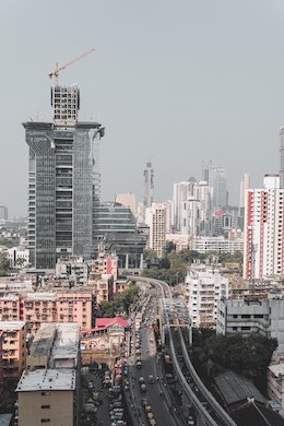 숨가쁜 속도로 부동산 건설 사업과 도시 개발이 벌어지고 있는 '인도의 뉴욕' 뭄바이. Photo by Vaishnav Chogale = Unsplash