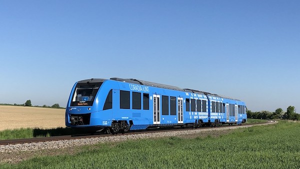 2018년 네덜란드 철도에서 시험 주행을 하는 '코라디아 아이린트' 100% 수소 구동 여객 열차의 모습. © R. Frampe. Courtesy: Alstom 2022.