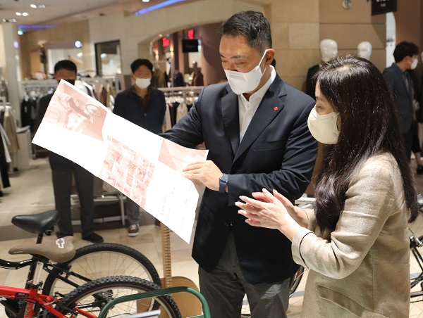 강성현 롯데마트 대표가 롯데마트 송파점에 오픈한 재생자전거 팝업스토어를 살펴보고 있다.[사진=롯데쇼핑]