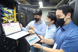 LG유플러스 직원들이 5G UPF 장비를 살펴보고 있는 모습. [사진=LG유플러스]