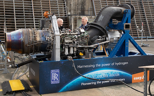 수소는 신재생 에너지로 발전될 경우 CO2를 일체 배출하지 않고 연소 후 오직 물 만을 배출한다는 점에서 가장 친환경적인 대체 에너지원으로 꼽힌다. 롤스로이스와 이지제트 항공사가 공동 실험한 녹색 수소 연료 구동 항공기 엔진(Rolls-Royce AE 2100-A) 성능 실험 장면. Courtesy: Rolls-Royce Holdings.