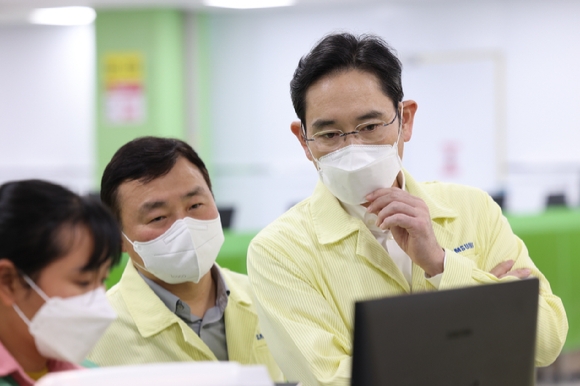 이재용 삼성전자 회장이 지난 22일 베트남 하노이 인근의 삼성전자 법인(SEV)을 방문해 스마트폰 생산 공장을 점검하고 있다