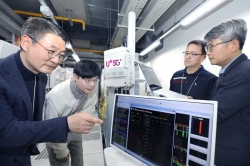 권준혁 LG유플러스 네트워크부문장(맨 왼쪽)이 노키아, 삼지전자 관계자로부터 O-RAN 장비에 대한 설명을 듣고 있는 모습. [사진=LG유플러스]