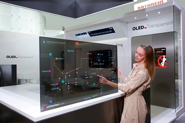 LG디스플레이의 투명 OLED 탑재한 차세대 콘셉트 열차. [사진=LG디스플레이]