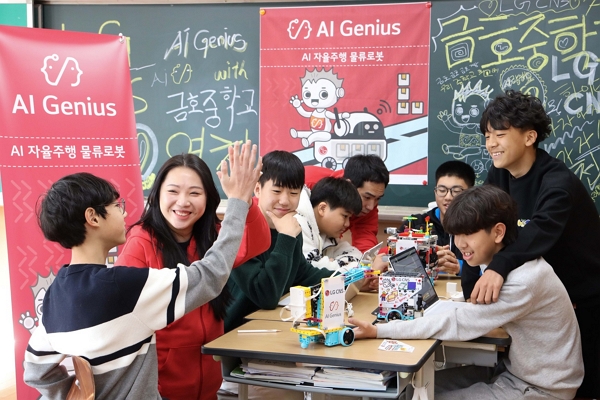 경북 영천 금호중학교 학생들이 LG CNS AI지니어스 수업에서 AI물류로봇을 만들고 있는 모습. [사진=LG CNS]