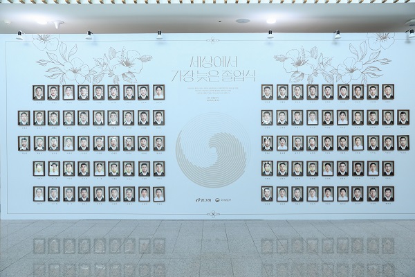 학생 독립운동가 졸업 당시의 모습을 AI를 통해 복원한 기념사진으로 꾸며진 포토월.[사진=빙그레]