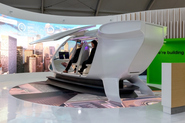 슈퍼널이 공개한 UAM 인테리어 콘셉트 모델에서 관람객들이 AR 비행을 체험하는 모습[사진=현대차그룹]