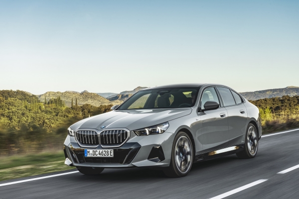BMW 뉴 i5 2023 자동차 안전도 평가 최우수 차량 선정[사진=BMW코리아]