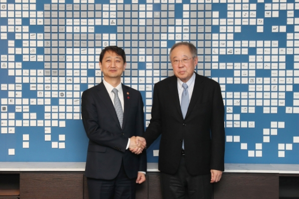 류진(오른쪽) 한국경제인협회 회장이 17일 서울 여의도 FKI 타워에서 안덕근 산업통상자원부 장관과 만나 기념촬영하고 있다.