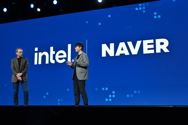 네이버는 최근 인텔과 'AI 동맹'을 맺었다. 인텔 팻 겔싱어 CEO(왼쪽)와 하정우 네이버클라우드 AI 이노베이션 센터장. [사진=네이버클라우드]
