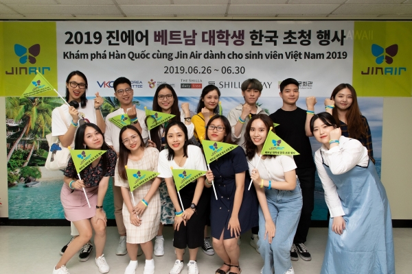 베트남 대학생 초청 한국 탐방 행사에 참여한 참가자들이 기념 사진을 촬영하고 있다. 제공=진에어