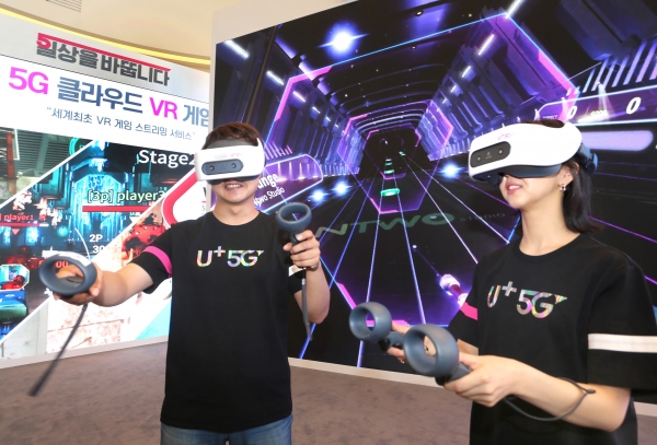 LG유플러스 직원들이 전용 HMD를 쓰고 5G 클라우드 VR게임을 즐기고 있는 모습. [LG유플러스 제공]