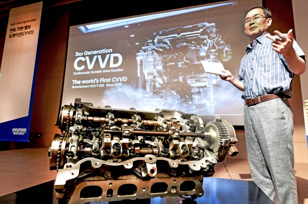 현대자동차와 기아자동차는 엔진의 성능과 연비, 친환경성을 획기적으로 높여주는 CVVD 신기술을 세계 최초로 개발했다고 발표했다. 이 기술을 처음 고안한 현대자동차 하경표 연구위원이 CVVD 기술에 대해 설명하고 있다. 제공=현대·기아차