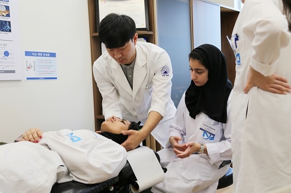 두바이 MBRU 의대생들이 자생한방병원 의료진에게 한방치료 교육을 받고 있다.[사진=자생한방병원]