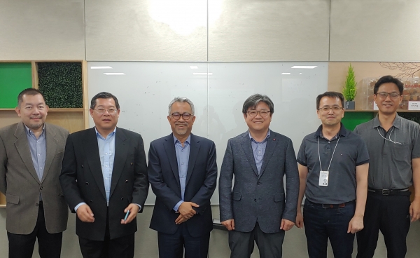 LG유플러스는 말레이시아 통신사업자 셀콤(Celcom) 이드함 나와위(Idham Nawawi) CEO(사진 왼쪽 3번째)를 비롯한 경영진이 LG유플러스 마곡사옥을 방문, U+5G를 벤치마킹하고 협력방안에 대해 논의했다고 밝혔다. [LG유플러스 제공]