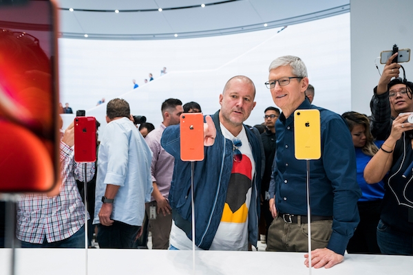 2018년 9월 아이폰 Xr 출시 행사에 참가한 조니 아이브와 팀 쿡 최고경영자. Courtesy: Apple.