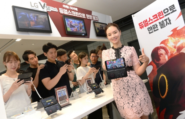 LG전자 모델과 고객들이 LG V50 ThinQ와 LG 듀얼스크린으로 모바일 게임을 즐기고 있다. [LG전자 제공]