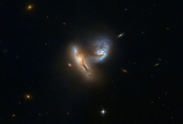 두 개 은하가 서로 중력 작용하면서 점점 가까워지고 있다.[사진=ESA/NASA]