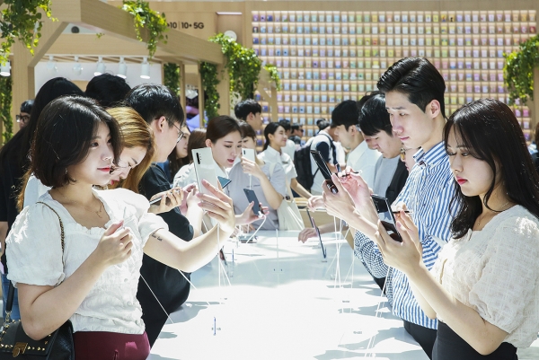 서울 영등포 타임스퀘어에 마련된 '갤럭시 스튜디오'에 방문한 고객들이 '갤럭시 노트10 5G'를 사용해보는 모습. [삼성전자 제공]