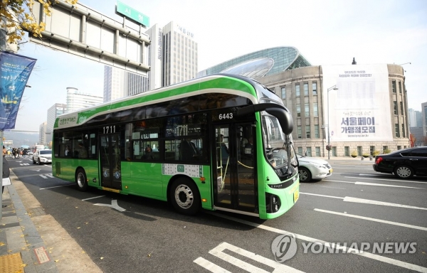 서울 시내 달리는 전기버스. [사진=연합뉴스]