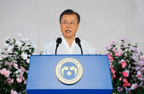 문재인 대통령이 15일 충남 천안 독립기념관에서 광복절 74주년 경축사를 하고 있다. [사진 연합뉴스]