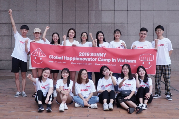 2019 글로벌 해피노베이터 캠프에 참가한 한·중·베트남 대학생들이 기념사진을 촬영하고 있다. [사진 행복나눔재단]