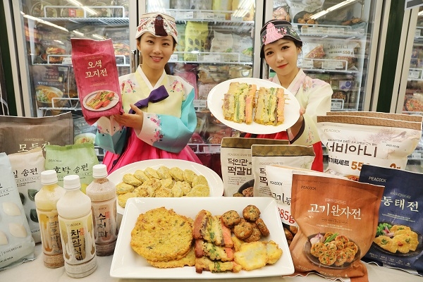 5일 오전 이마트 성수점에서 모델들이 간편한 피코크 제수음식 대표상품을 소개하고 있다.