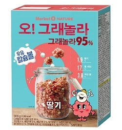 오리온이 신규 출시한 마켓오 네이처 ‘오!그래놀라 딸기’ 제품.