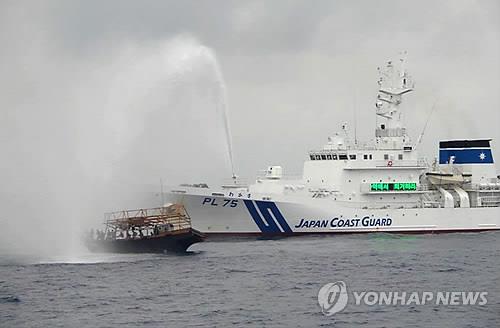 불법조업중인 북한 어선에 물대포를 쏘는 일본 순시선