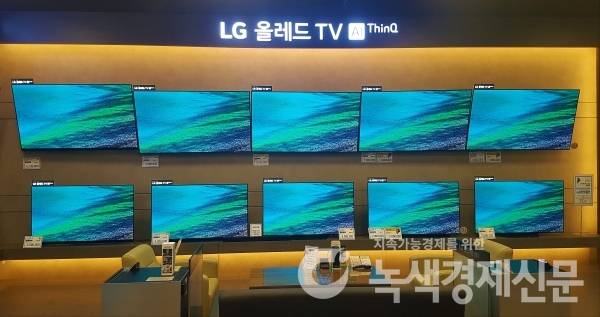 서울 영등포구에 위치한 한 대형 전자 매장에 입점한 LG전자 TV 매장의 모습. [정두용 기자]