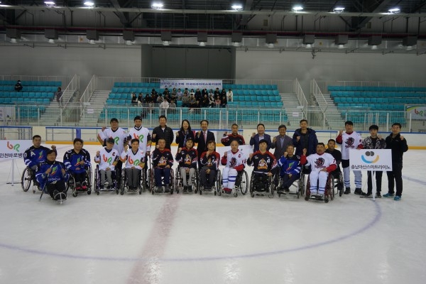 제4회장애인아이스하키대회에 참가한 선수들이 단체 사진 촬영에 임하고 있다. [포스코 제공]