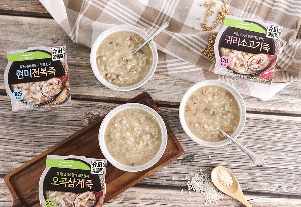 풀무원식품이 슈퍼 곡물을 사용해 영양과 맛을 모두 살려 든든한 한끼 식사를 제공하는 ‘슈퍼곡물죽’ 3종을 출시했다.