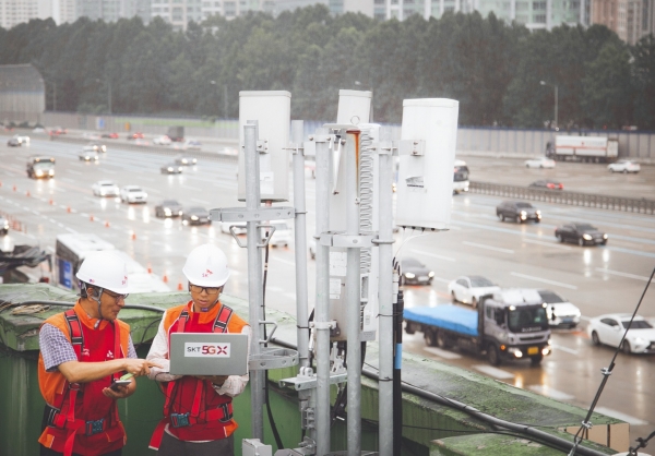 SK텔레콤 직원들이 고속도로 인근에서 5G 네트워크를 점검하고 있는 모습. [SK텔레콤 제공]