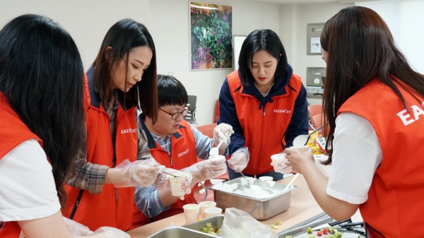 지난달 24일 서울 강서구에 위치한 지온보육원에서 이스타항공 임직원 봉사단이 간식 만들기 봉사활동을 진행했다.