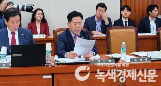 김규환 자유한국당 의원이 지난 14일 산자위 국감에서 질의하고 있다. [사진=서창완 기자]
