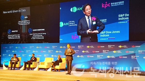 고순동 한국마이크로소프트(MS) 대표이사가  22일 서울 신라호텔에서 열린 ‘2019 다우존스 지속가능경영지수(DJSI) 국제 컨퍼런스’ AI가 지속가능 경제에 어떻게 활용 방법에 대해 설명하고 있다. [정두용 기자]