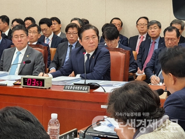 성윤모 산업통상자원부 장관이 지난 18일 종합국감에서 이용주 의원의 질의를 듣고 있다. [사진=서창완 기자]
