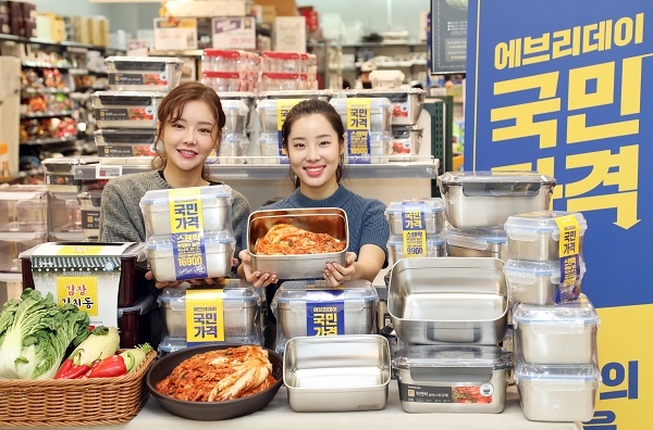 11월 5일 오전 이마트 용산점 식기 매장에서 모델들이 스텐(stainless) 김치통을 소개하고 있다.