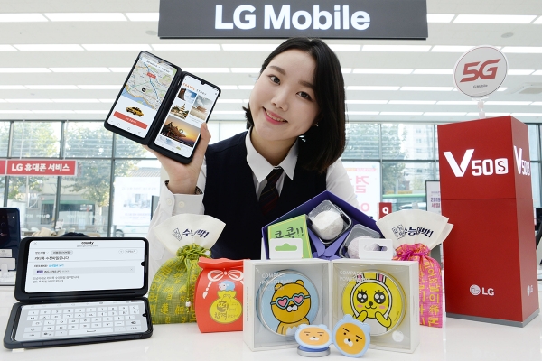LG전자 모델이 LG베스트샵 서울양평점에 위치한 모바일 코너에서 수험생 특별 구매혜택을 소개하고 있다. [LG전자 제공]