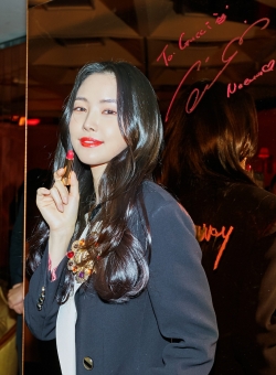 구찌 뷰티 서울 파티에 참석한 에이핑크 손나은 사진.