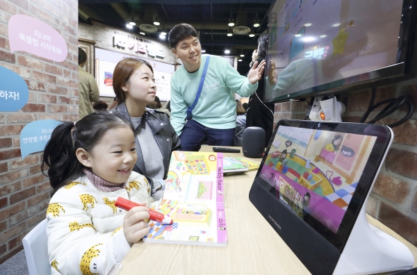 서울 유아교육전&키즈페어 KT 키즈랜드 전시관에 방문한 유아가 AI 맞춤학습 서비스를 체험하고 있다. [KT 제공]