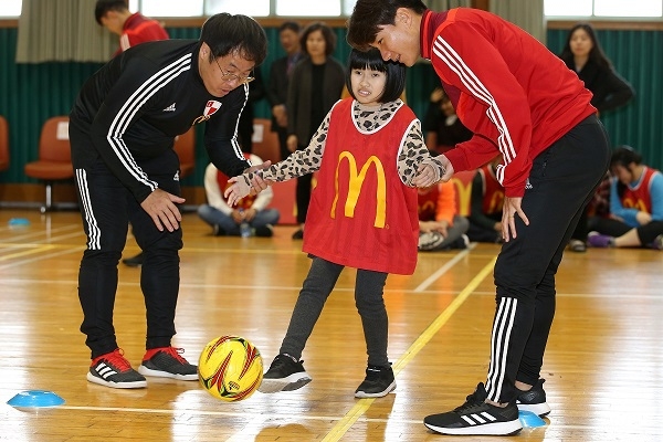 맥도날드와 부산아이파크가 함께 한 축구교실에 참여한 학생들이 축구 동작을 익히고 있다.