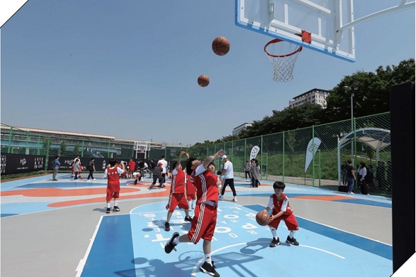 글로벌 기업들이 미래 고객인 어린이와 청소년을 대상으로 스포츠 지원 활동에 적극적으로 나서고 있다. 사진은 아디다스 마이드림 FC의 농구 프로그램 모습.