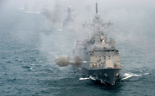 2017년 1월 2일 해군 제2함대사령부 소속 인천함(FFG·2500t급)이 신년 해상기동사격 훈련에서 함포를 발사하고 있다. [해군 제공]